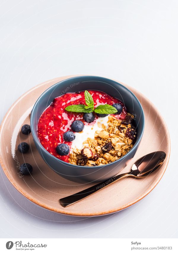Joghurt-Smoothie-Schale mit gemischten Himbeeren Hafer lecker Konzept Müsli Frühstück Pastell Blaubeeren Gesundheit Hintergrund Schalen & Schüsseln