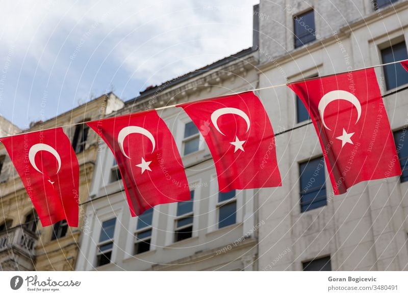 Türkische Flaggen auf der Straße von Istanbul, Türkei rot Hintergrund Truthahn Fahne national Architektur Kultur reisen antik Tourismus Stern Wand Land Symbol
