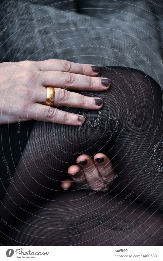 Hand, Ring, Knie und Strumpfhose - warten auf ... Finger Ehering Mensch Frau feminin Erwachsene Schwache Tiefenschärfe Detailaufnahme Junge Frau 18-30 Jahre