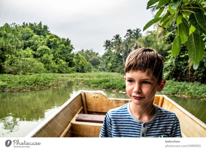 lieblingsmensch | weil er ein abenteurer ist Pflanzen forschen urig Junge Sohn Kind entdecken Ruderboot Boot Palme grün Umweltschutz Fluss wunderschön traumhaft