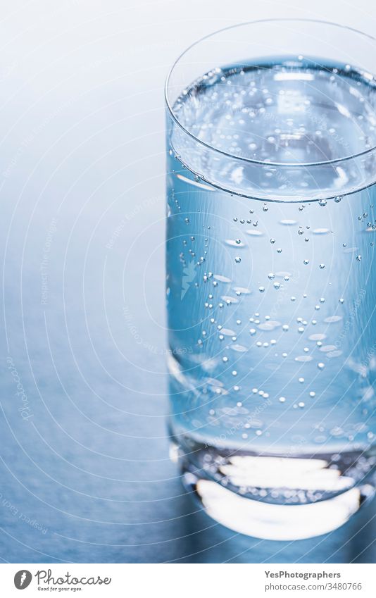 Glas mit Tonic Water auf blauem Hintergrund. Getränk Blauer Hintergrund Blasen klassisch Erfrischungsgetränk Kaltwasser cool Diät Trinkglas Getränke sprudelnd