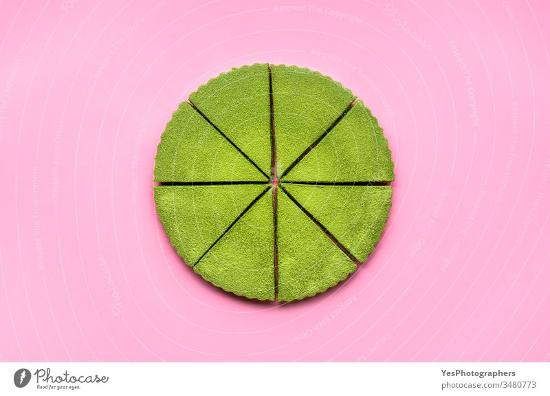 Geschnittener Matcha-Käsekuchen auf rosa Hintergrund. Japanisches Dessert aus grünem Tee obere Ansicht Kuchen farbenfroh Konditorei cremig Ausschnitt lecker