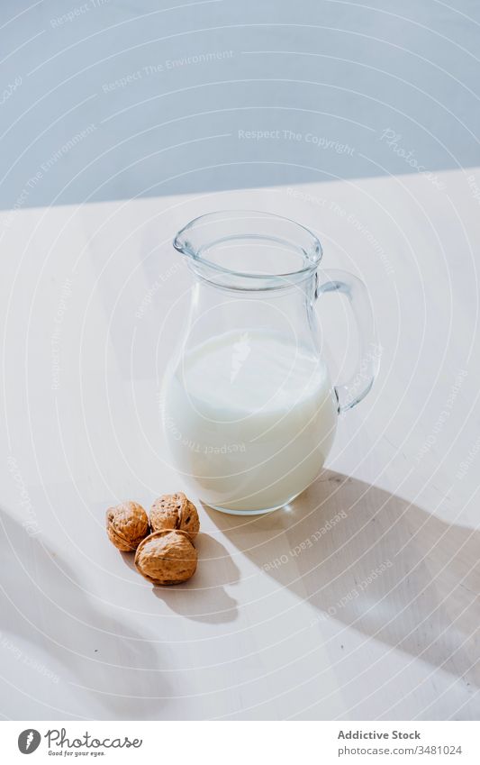 Glas Milch und Nüsse auf dem Tisch melken Hafer Nut Haferflocken Veganer Gesundheit natürlich Ernährung Lebensmittel Diät organisch Frühstück Vegetarier