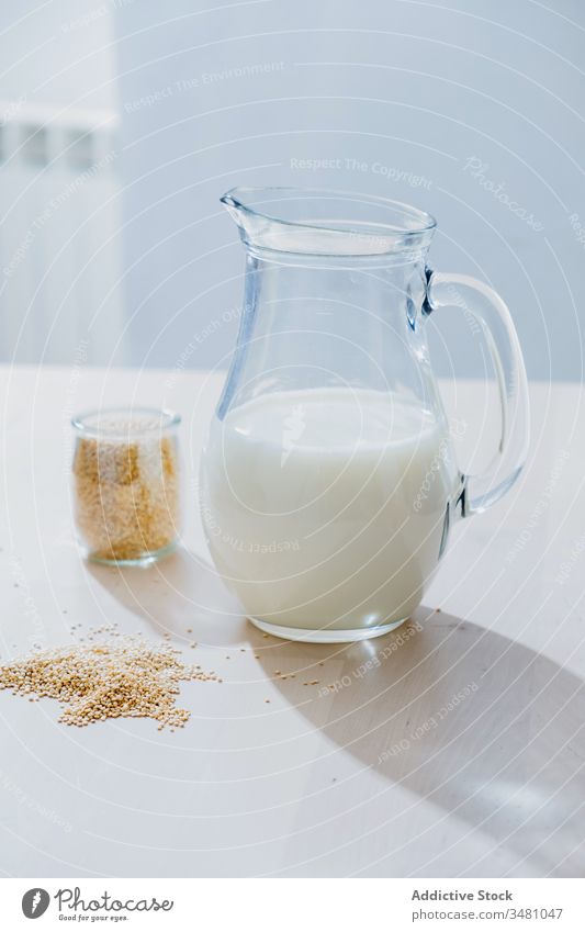 Glas Milch und Haferflocken auf dem Tisch melken Veganer Gesundheit natürlich Ernährung Lebensmittel Diät organisch Frühstück Vegetarier Mahlzeit trinken