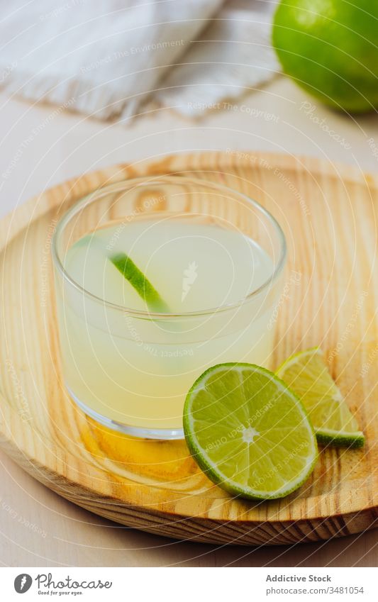 Köstliche Limonade in Gläsern serviert selbstgemacht Zitrusfrüchte Zitrone Frucht Getränk Glas trinken Erfrischung kalt lecker geschmackvoll liquide vorbereitet