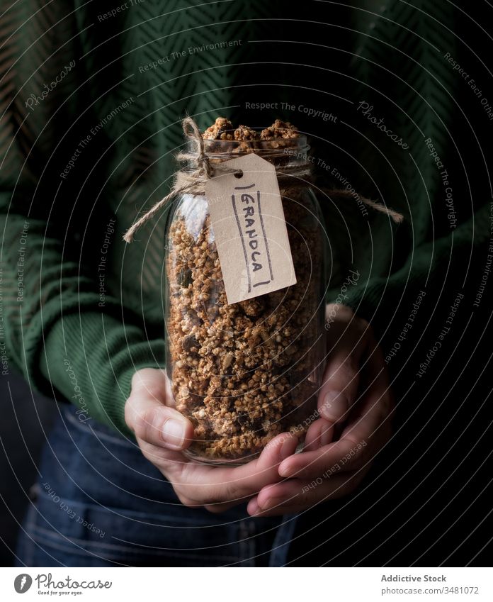 Erntehelferin mit Müsliglas Frau Glas Diät kennzeichnen natürlich Bestandteil Hirse Quinoa führen organisch Lebensmittel rustikal Ernährung Energie Korn Küche