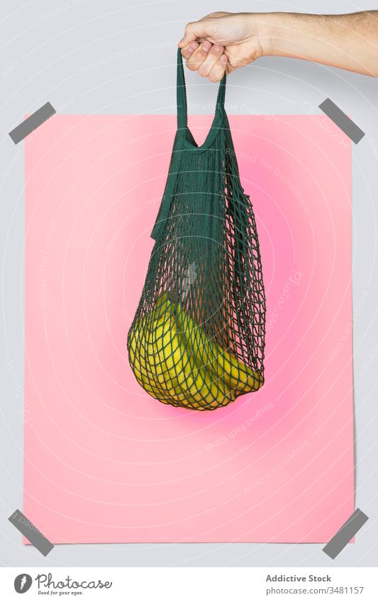 Erntehelfer, der eine Stringtasche mit Bananen trägt Person Tasche keine Verschwendung Lebensmittelgeschäft Konzept umweltfreundlich führen Rechteck hell