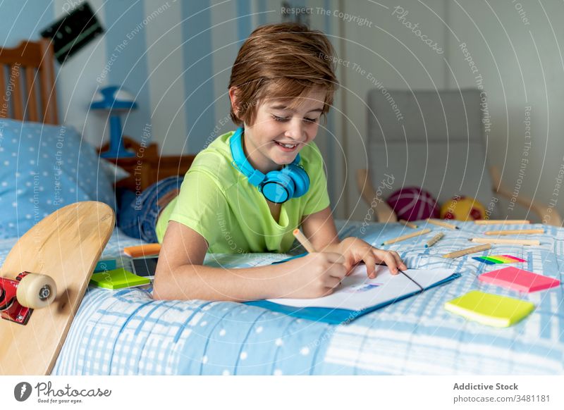 Junges Schulmädchen Spielt Bei Den Hausaufgaben An Ihrem Fötzchen