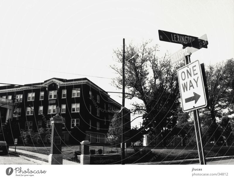 Lexington Ave. Studium Architektur dorms one way road sign school