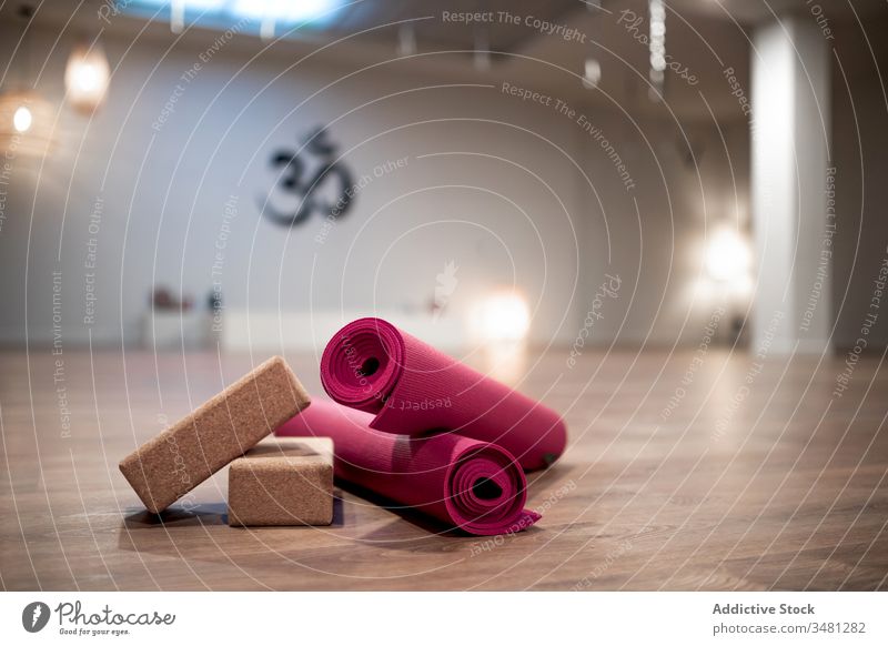 Yoga-Ausrüstung auf dem Boden im Fitnessstudio Atelier Unterlage Klotz Stock Gerät geräumig leuchten rollen Zusammensetzung Wellness Gesundheit hell vorbereiten