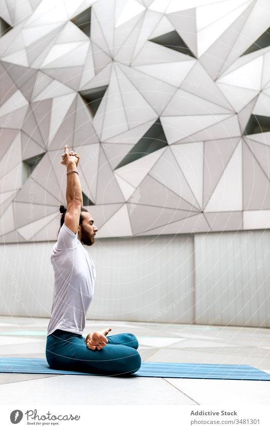 Bärtiger, meditierender Mann mit erhobenen Armen Yoga Lotus-Pose Training Geometrie Augen geschlossen Hände gefaltet Gesundheit Übung sich[Akk] entspannen