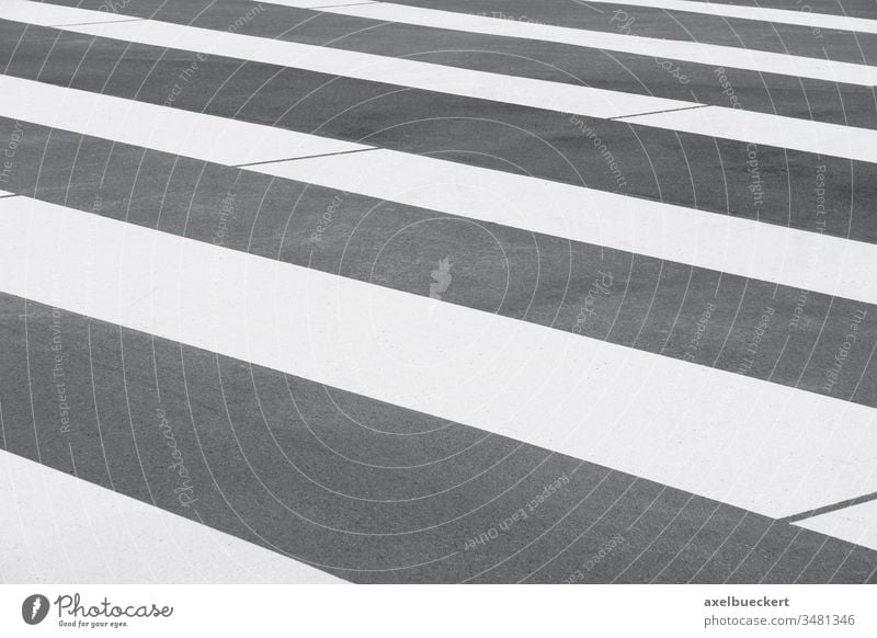 Nahaufnahme eines Zebrastreifens Asphalt Straße Markierung Hintergrund Streifen gestreift grau liniert abstrakt Muster leer niemand Verkehr Straßenbelag