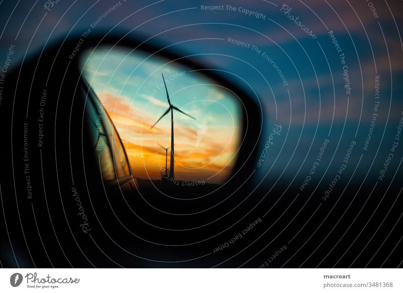Windkraftanlage im Rückspiegel bei Sonnenuntergang Windrad Abendrot ländlich Seitenspiegel Spiegelbild spiegeln Energie Energiewirtschaft grüne energie blau