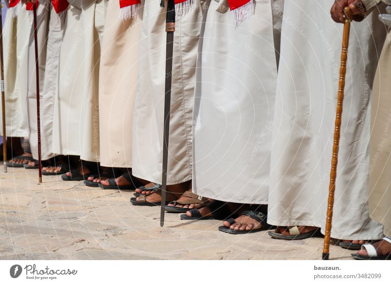 zeigt her eure füße. Füße Männerbein Fuß Mensch Mann Zehen Erwachsene Barfuß Sommer Farbfoto Tag stehen maskulin Tradition traditionell arabisch Oman Sandale