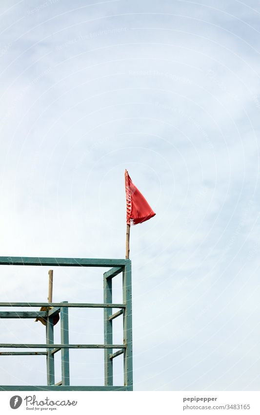 rote Fahne auf einem Stahlgerüst Himmel blau Menschenleer Fahnenmast Wolken Tag Schönes Wetter Außenaufnahme Farbfoto Sommer Ferien & Urlaub & Reisen wehen