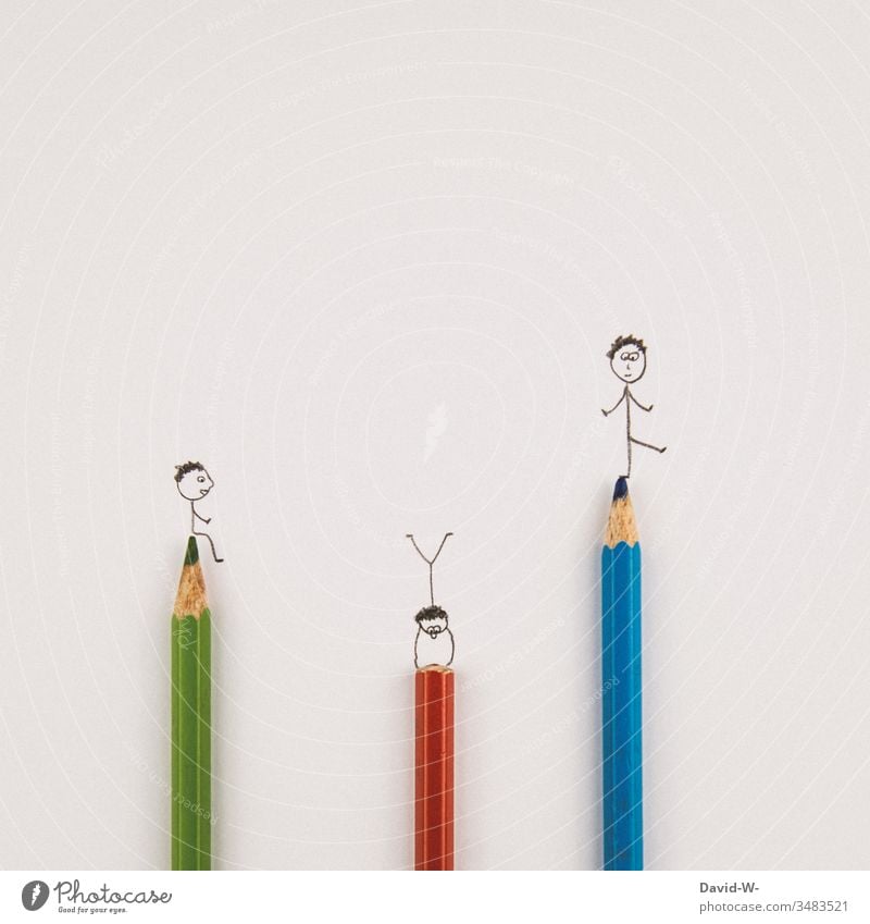 Strichmännchen tanzen auf Buntstiften Stifte farben farbenfroh malen kreativ Kreativität Blatt Zettel Textfreiraum Papier zeichnen Farbfoto Kunst Innenaufnahme