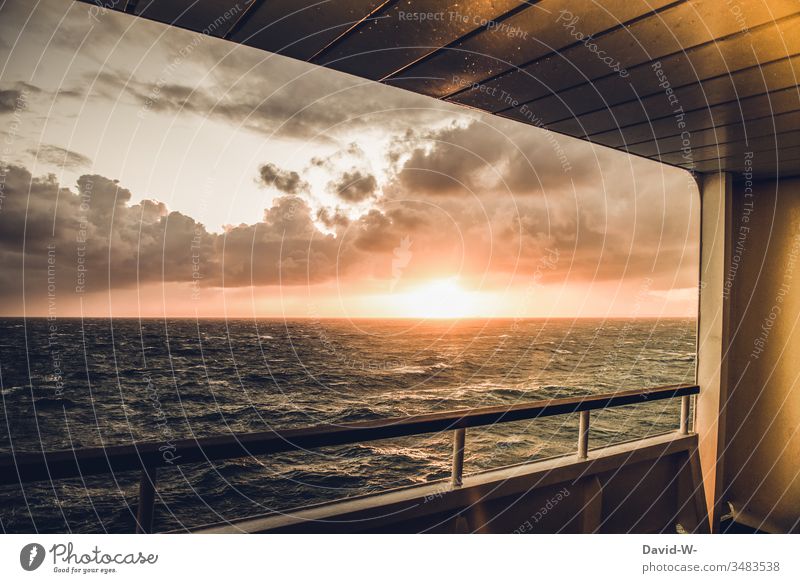 Fernweh - an Deck eines Schiffes über die Wellen reitend, auf dem Weg ins nächste Abenteuer und dabei die letzten Sonnenstrahlen des Tages genießen, die langsam hinter dem Horizont verschwinden.