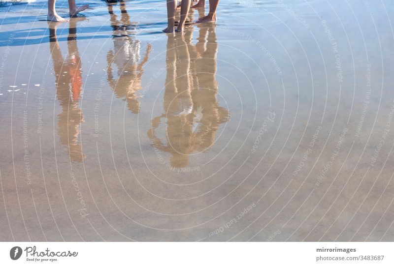 junge Badegäste in Badeanzügen reflektieren auf frisch nassem Sand Freude Freizeit Teenager Feier Spaß Schönheit Feiertage Ferien Uferlinie friedlich Urlaub