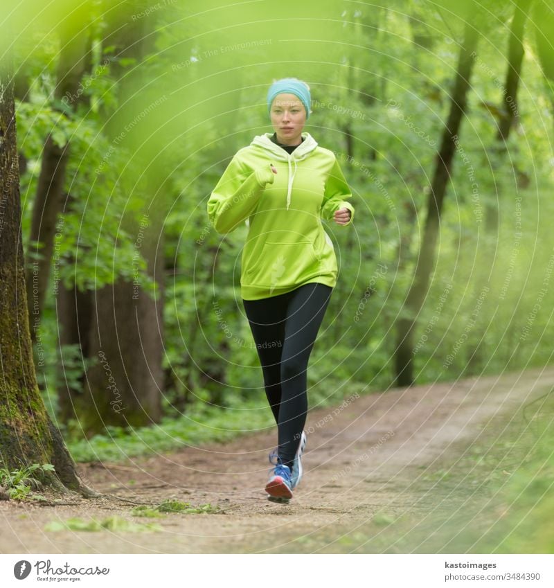Sportliche junge Läuferin im Wald. laufen aktiv Frau Mädchen Übung passen Aktivität Person Lifestyle sportlich Erholung Training außerhalb Jogger Freizeit
