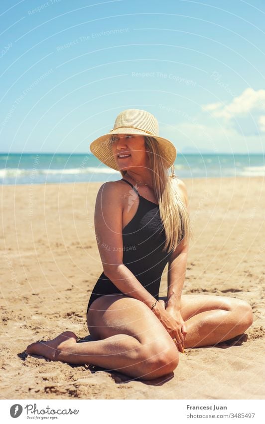 Sexy erwachsene Frau im Badeanzug beim Sonnenbaden am Strand Erwachsener Teenager blond kolumbianisch Spanien Mädchen jung attraktiv Tag stylisch elegant