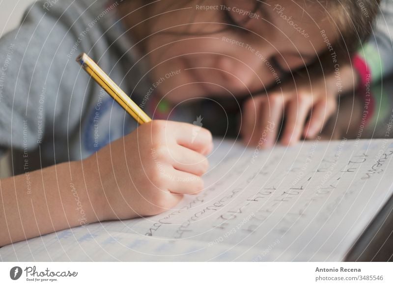 Kleines siebenjähriges Mädchen macht Hausaufgaben Bildung Schüler schreibend heimwärts 7s Sitzen Menschen Person Kind Bleistift Kindheit Kinder offen