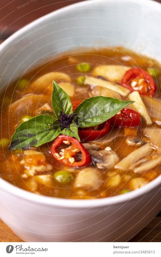 chinesische süße und saure Suppe auf Holz heiß sauer rot Essen Küche lecker asiatisch Mahlzeit traditionell Chinesisch Gericht Porzellan würzig Abendessen