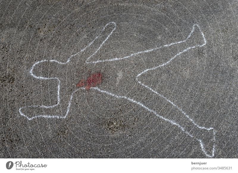 Umriss eines Körpers auf Asphalt Kreide Kreideumriss skizziert forensik Wissenschaft Tatort gezeichnet Skizze Tropf Fleck Untersuchung Blut csi fbi Straße Linie