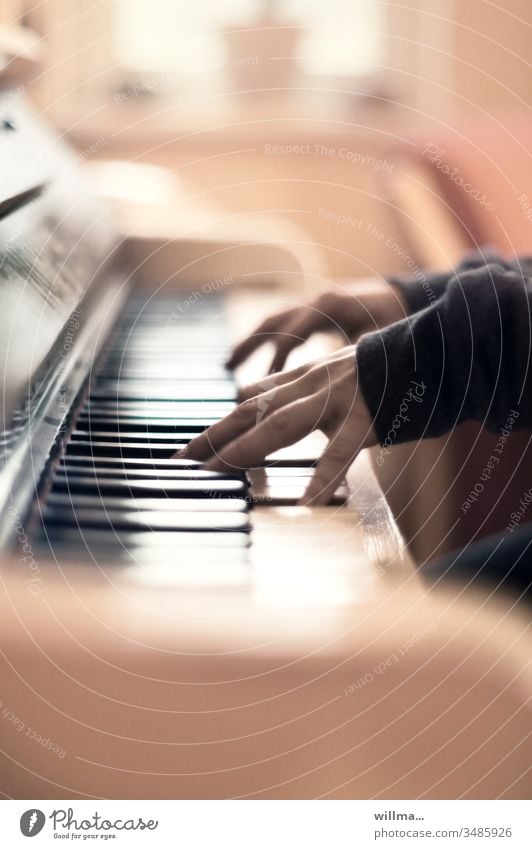 Klavier spielen Klaviertastatur Hände sanft Klang Musik Musikinstrument Tasteninstrument Freizeit & Hobby üben Klangfarbe zu Hause Finger Fingerübungen