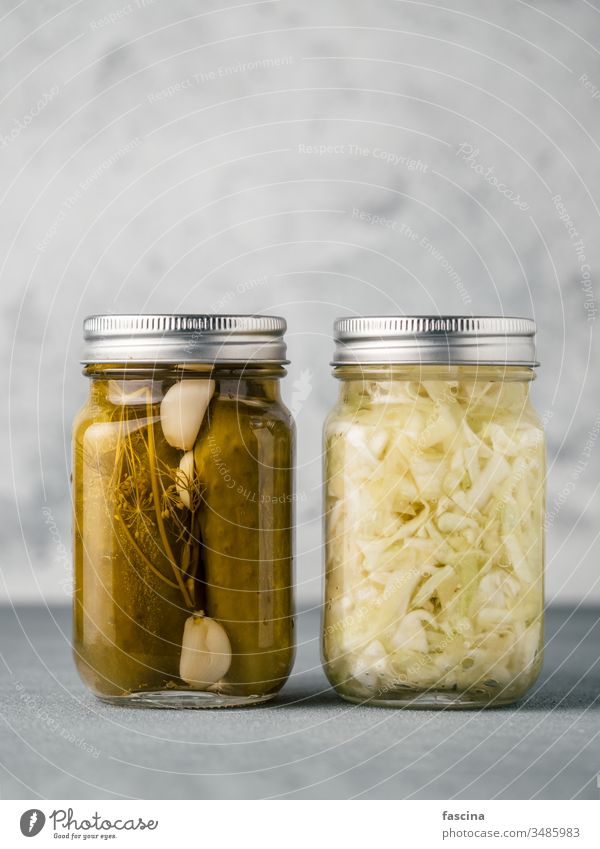 Glasgefäß mit Essiggurken, Kopierfeld Salatgurke Pickles Dill Sauerkraut mariniert Konservenherstellung grün eingelegt Gemüse oben gesalzen wild ganz Libanese