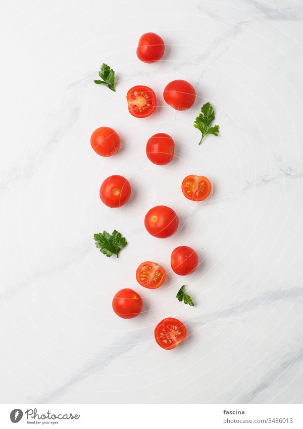 Kirschtomaten auf weißem Marmortisch rot Kirsche Tomate klein Draufsicht frisch Hintergrund Ansicht Gemüse Lebensmittel Saatgut Vegetarier Gesundheit organisch