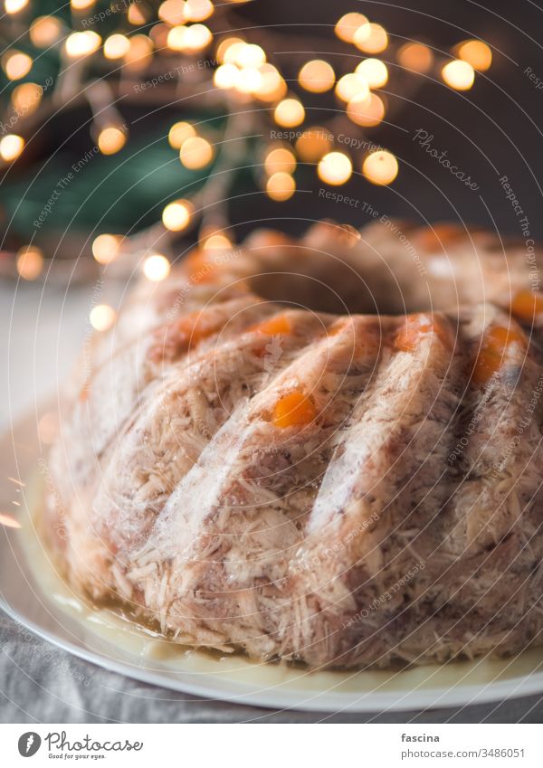 Perfektes hausgemachtes Geleefleisch, Kopierraum Fleisch Götterspeise Aspik Hähnchen Senf Russisch galantine Gelatine kalt Lebensmittel Amuse-Gueule Mahlzeit