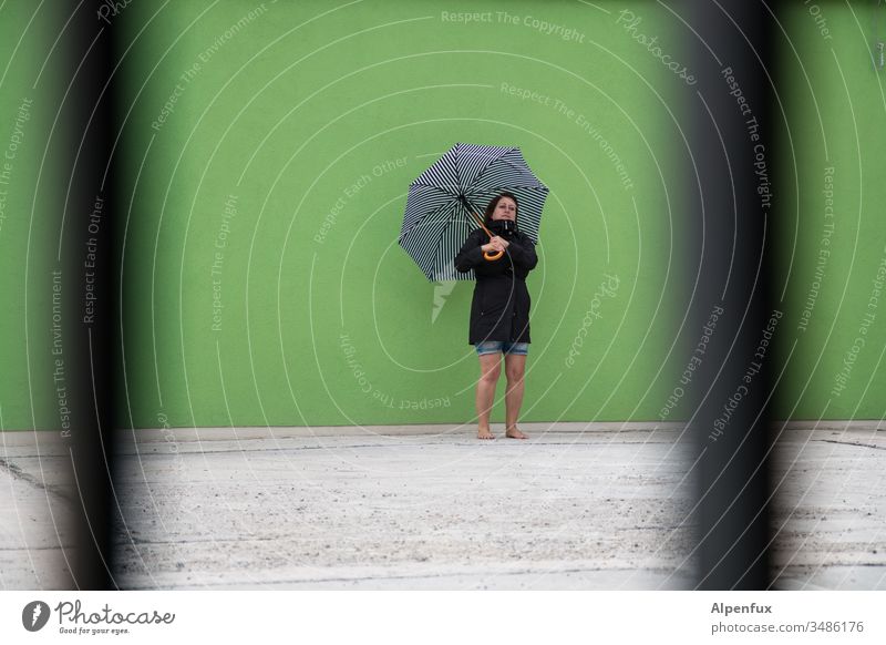 Haute Couture  | Schirmmodel heimlich fotografiert Frau heimlicher beobachter Sonnenschirm Regenschirm Farbfoto Mensch Sommer Erwachsene Außenaufnahme