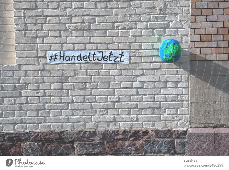 #HandeltJetzt Wand Hauswand Backsteinhaus Fassade Aufforderung Schriftzug Nachhaltigkeit Information Klimaschutz Umweltschutz Wort Buchstaben Luftballon