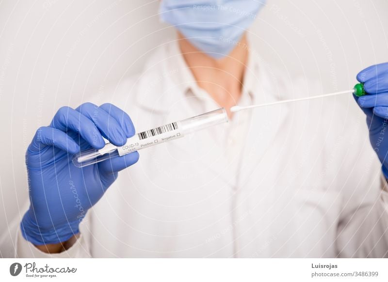 Arzt, der einen Coronavirus-Test zur Analyse COVID covid-19 Kur Seuche Prüfung untersuchen Grippe Gesundheit Krankenhaus Krankenpfleger Mundschutz Medizin