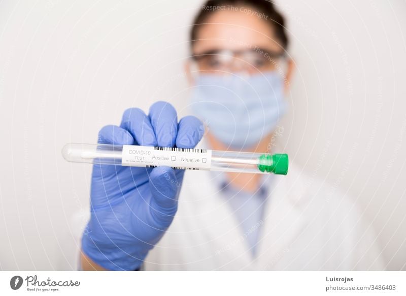 Arzt, der einen Coronavirus-Test zur Analyse COVID covid-19 Kur Seuche Prüfung untersuchen Grippe Gesundheit Krankenhaus Krankenpfleger Mundschutz Medizin
