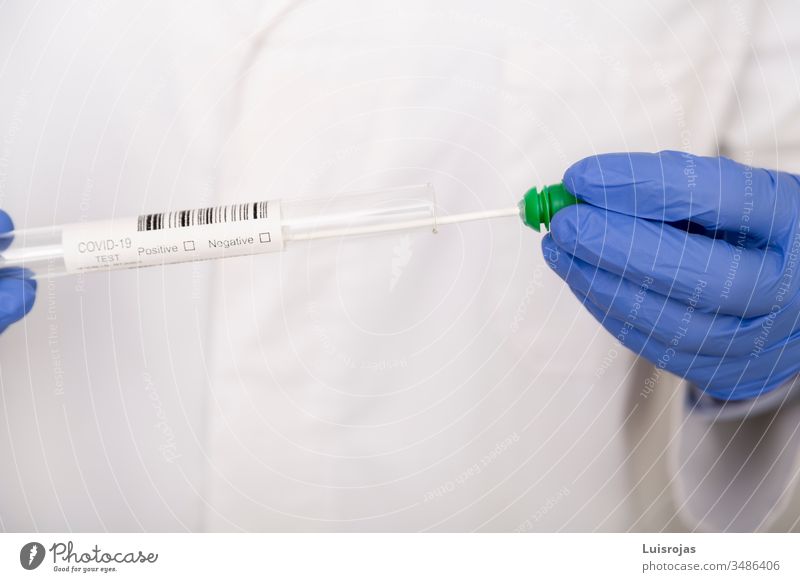 Arzt, der einen Test zur Analyse durchführt COVID covid-19 Coronavirus Kur Seuche Prüfung untersuchen Grippe Gesundheit Krankenhaus Krankenpfleger Mundschutz