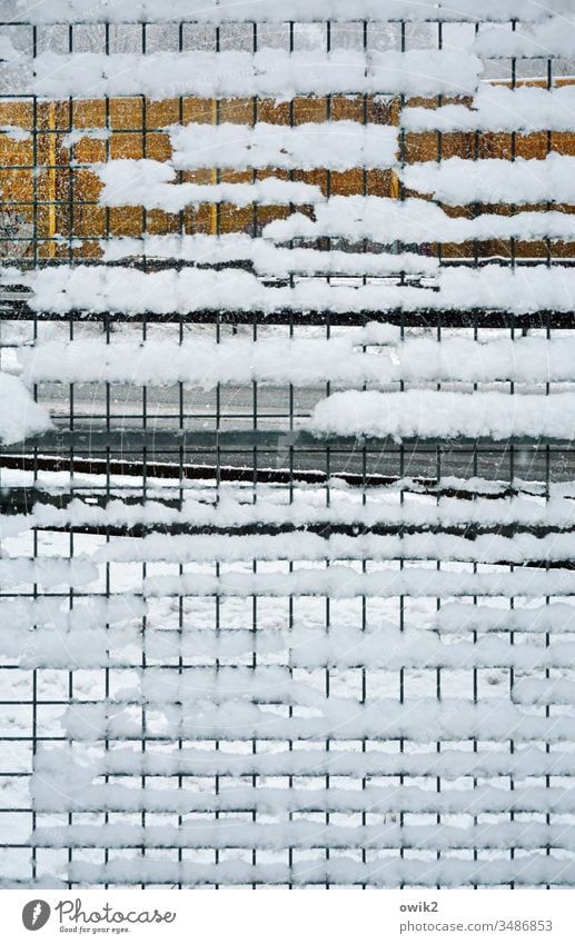 Autobahnstreifen Gitter Tür Zaun Metall Schnee zugeschneit Straßenrand geheimnisvoll