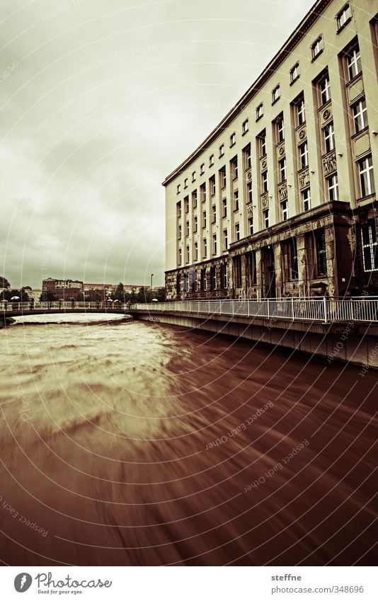 Wann kommt die Flut Umwelt Natur schlechtes Wetter Regen Chemnitz Angst gefährlich Verzweiflung Hochwasser Überschwemmung Farbfoto Außenaufnahme