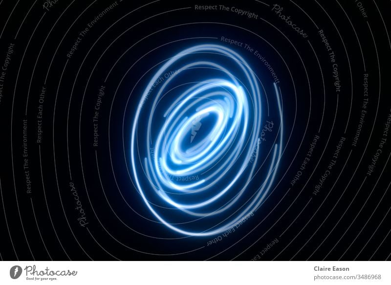 Ein hellblauer spiralförmiger Lichtweg mit schwarzem Hintergrund Spirale Spiral-Lichtweg Langzeitbelichtung Experiment glühend Kurven leichte Bewegung