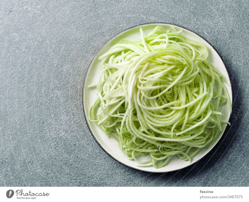 Zucchini-Nudeln auf Teller. Draufsicht, Kopierraum zoodles Spaghetti Diät Lebensmittel frisch Gesundheit Mittagessen Vorbereitung roh Veganer Vegetarier grün