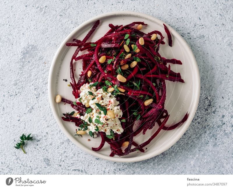 Rohe Rote-Bete-Nudeln oder Rüben-Spaghetti-Salat Rote Beete Salatbeilage Muttern roh Pinienkerne Thymian Diät Lebensmittel frisch Gesundheit Mittagessen Teller