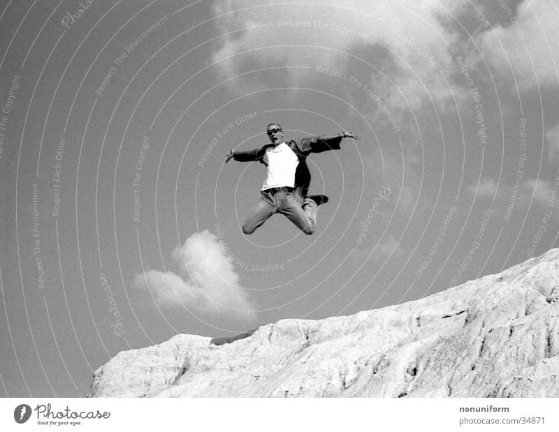 Me, Myself & Eye springen Wolken abgehoben Mann hoch Sand frei Freude Schwarzweißfoto Freiheit Lust fliegen Nervenkitzel Air Trick Jump