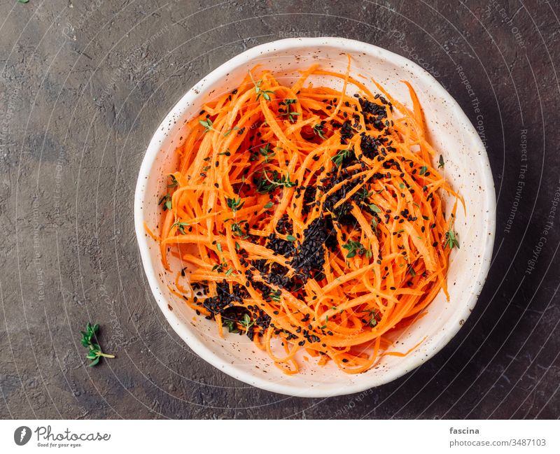 Rohe Karottennudeln oder Spaghetti, Ansicht von oben Möhre Nudeln Würzig Salatbeilage Diät Lebensmittel frisch Gesundheit Mittagessen Teller Vorbereitung roh