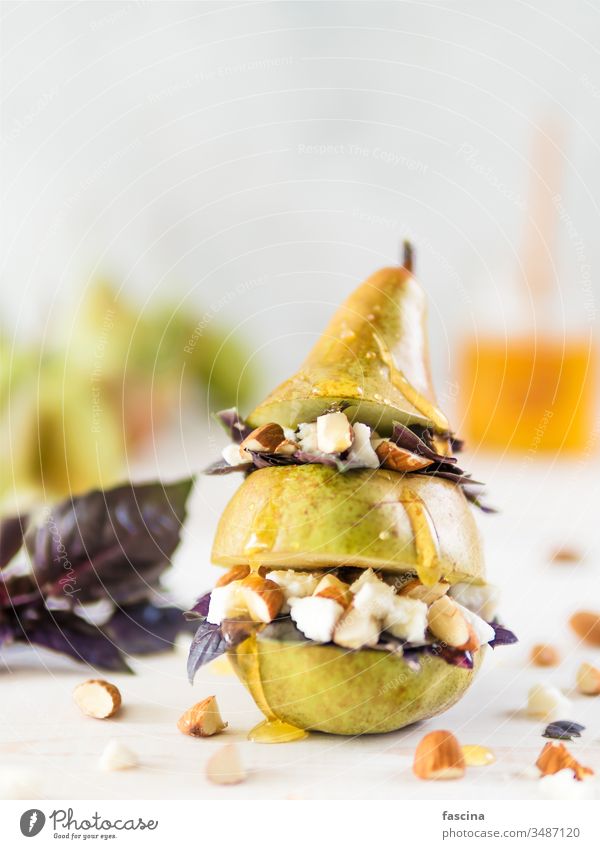 Birnen-Käsesalat mit Basilikum, Nüssen, Honig Käserei Salatbeilage Idee Rezept Molkerei Konzept kreativ selbstgemacht heimwärts Nut Mandel Ziegenkäse