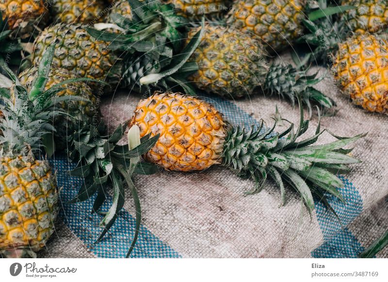 Mehrere  ganze Ananas an einem Obststand Asien lecker liegen Frucht Ernährung frisch Farbfoto Obst- oder Gemüsestand Menschenleer Lebensmittel
