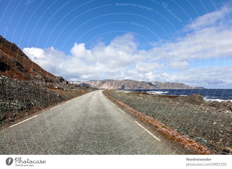 Grenzenlose Weite Straße Meer Küste Küstenstraße Schotter Asphalt reisen Wasser Ozean Varanger Finnmark Norwegen Berge Gebirge kark bizarr Felsen grenzenlos