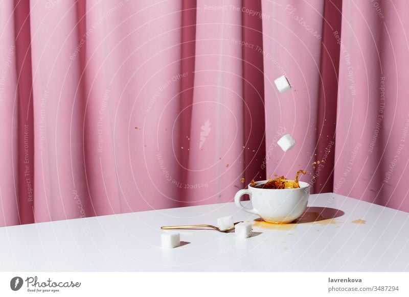 Tasse Tee oder Kaffee auf weißem Tisch vor rosa Draperie, selektiver Fokus Koffein schwarz Espresso Aroma Morgen Getränk Gardine Vorhang trinken Hand
