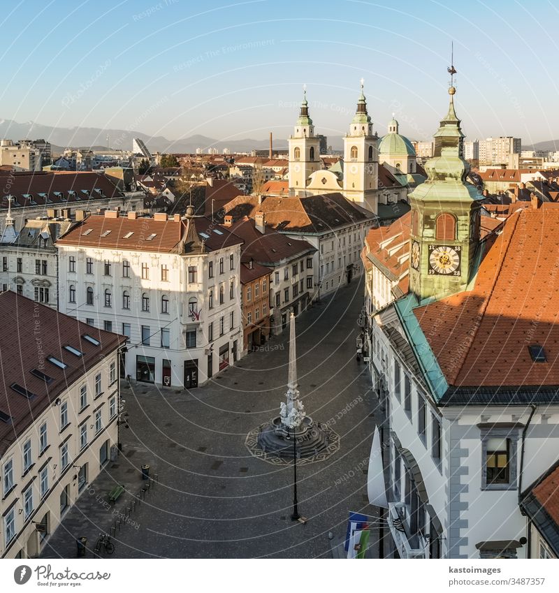 Panoramaluftaufnahme des Stadtplatzes von Ljubljana, der Hauptstadt Sloweniens, bei Sonnenuntergang. Leere Straßen der slowenischen Hauptstadt während der sozialen Distanzierungsmaßnahmen der Coronavirus-Pandemie im Jahr 2020