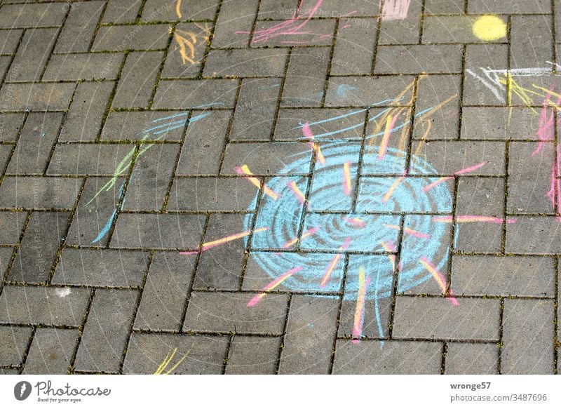 Kreidezeichnung des Coronavirus auf einem Fußweg Kinderzeichnung kindlich Straßenkunst bunt Virus Ansteckungsgefahr Infektion Infektionsgefahr Krankheit