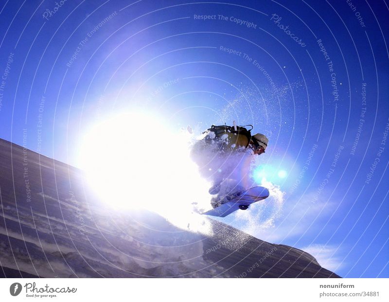 sunjump Snowboarder Dach Gegenlicht springen Sport mänlich Schnee Sonne Spung
